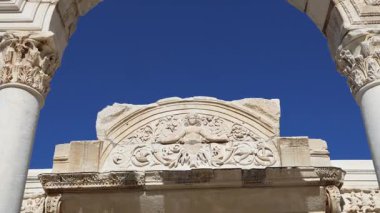 Türkiye 'nin Efes kentinin kalıntıları gündüz vakti çekildi. Yüksek kalite 4k görüntü