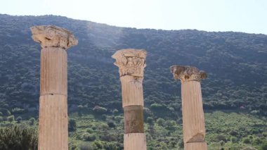 Türkiye 'nin Efes kentinin kalıntıları gündüz vakti çekildi. Yüksek kalite 4k görüntü