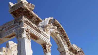 Türkiye 'nin Efes kentinin kalıntıları gündüz vakti çekildi. Yüksek kalite 4k görüntü