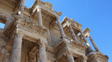 Türkiye 'nin Efes kentinin kalıntıları gündüz vakti çekildi. Yüksek kalite 4k görüntü