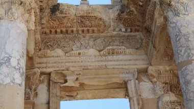 Türkiye 'nin Efes kentinin kalıntıları gündüz vakti çekildi. Yüksek kalite 4k görüntü