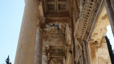 Türkiye 'nin Efes kentinin kalıntıları gündüz vakti çekildi. Yüksek kalite 4k görüntü