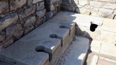 Efes Hindisi 'nin antik şehrinde umumi tuvalet. Yüksek kalite 4k görüntü