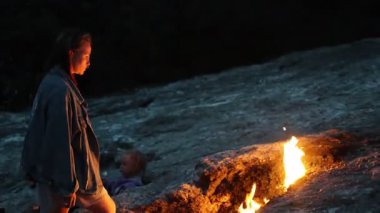 Bir kadın Chimera Dağı 'ndaki hindiye bakıyor. Yüksek kalite 4k görüntü