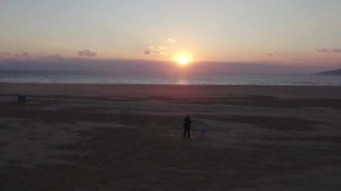 Pamujak plajı, gün batımında insansız hava aracından çekim yapan antik Efes şehrinin yanında yer almaktadır. Yüksek kalite 4k görüntü