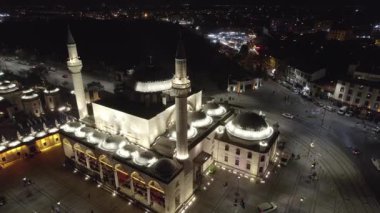 Kurban Bayramı 'nda Müslüman Koniya kenti İHA' dan gece ateş edilerek öldürüldü. Yüksek kalite 4k görüntü