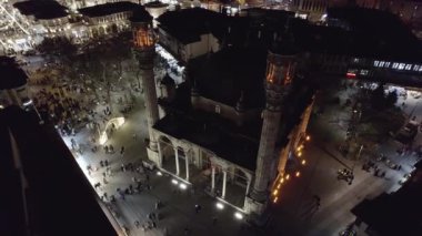 Kurban Bayramı 'nda Müslüman Koniya kenti İHA' dan gece ateş edilerek öldürüldü. Yüksek kalite 4k görüntü