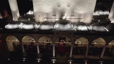 Kurban Bayramı 'nda Müslüman Koniya kenti İHA' dan gece ateş edilerek öldürüldü. Yüksek kalite 4k görüntü