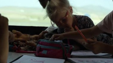 Çocuklar araba sürerken bir karavanda resim çizerler. Yüksek kalite 4k görüntü