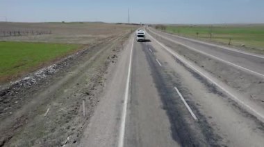 Büyük beyaz bir karavan otoban boyunca bir drondan çekim yapıyor. Yüksek kalite 4k görüntü