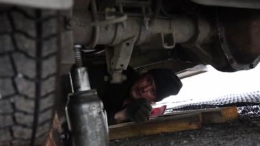 Bahçedeki sokakta kamyon tamiri. Yüksek kalite 4k görüntü