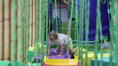 Küçük üçüz kız kardeşler ücretli bir çocuk oyun odasında oynuyorlar. Yüksek kalite 4k görüntü