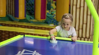 Küçük bir kız havacılık hokeyi oynuyor. Yüksek kalite 4k görüntü