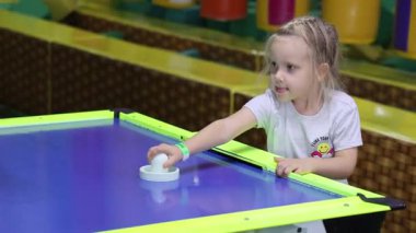 Küçük bir kız havacılık hokeyi oynuyor. Yüksek kalite 4k görüntü