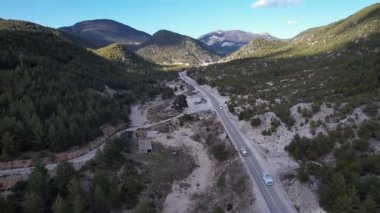 Büyük bir Amerikan beyaz kuş karavanı kırsal bir dağ aracı boyunca sürüyor. Yüksek kalite 4k görüntü