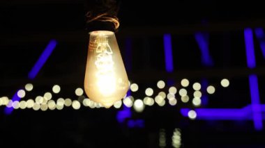 Gece deniz kenarındaki bir kafede güzel bir ampul. Yüksek kalite 4k görüntü