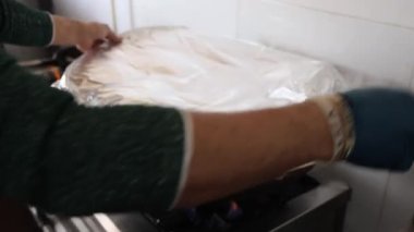 Hurghada Mısır 'daki balık pazarında sokak yemeği. Yüksek kalite 4k görüntü