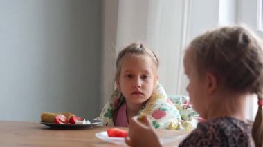 İki küçük kız kardeş kahvaltıda krep yer. Yüksek kalite 4k görüntü