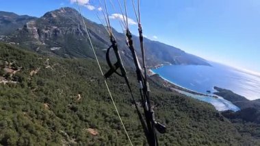 Oludeniz hindisinde vahşi bir başlangıçtan tehlikeli bir yamaç paraşütü uçuşu. Yüksek kalite 4k görüntü