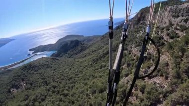 Oludeniz hindisinde vahşi bir başlangıçtan tehlikeli bir yamaç paraşütü uçuşu. Yüksek kalite 4k görüntü