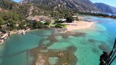 Oludeniz hindisinde vahşi bir başlangıçtan tehlikeli bir yamaç paraşütü uçuşu. Yüksek kalite 4k görüntü