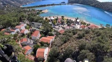 Oludeniz hindisinde vahşi bir başlangıçtan tehlikeli bir yamaç paraşütü uçuşu. Yüksek kalite 4k görüntü