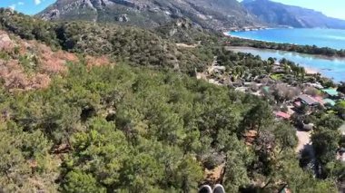 Oludeniz hindisinde vahşi bir başlangıçtan tehlikeli bir yamaç paraşütü uçuşu. Yüksek kalite 4k görüntü