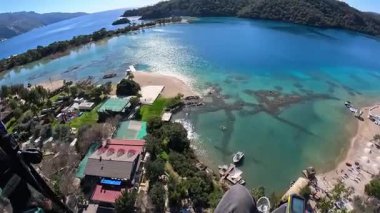 Oludeniz hindisinde vahşi bir başlangıçtan tehlikeli bir yamaç paraşütü uçuşu. Yüksek kalite 4k görüntü