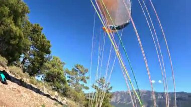 Oludeniz Türkiye 'de vahşi bir başlangıçtan paraşütle atlamak. Yüksek kalite 4k görüntü