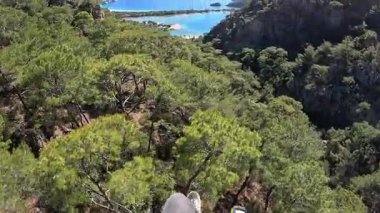 Oludeniz hindisinde vahşi bir başlangıçtan tehlikeli bir yamaç paraşütü uçuşu. Yüksek kalite 4k görüntü