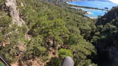 Oludeniz hindisinde vahşi bir başlangıçtan tehlikeli bir yamaç paraşütü uçuşu. Yüksek kalite 4k görüntü