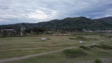 Gonio Georgia 'daki karavanlar için iyi bir park yeri, İHA saldırısı. Yüksek kalite 4k görüntü