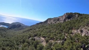 Oludeniz hindisinde vahşi bir başlangıçtan tehlikeli bir yamaç paraşütü uçuşu. Yüksek kalite 4k görüntü