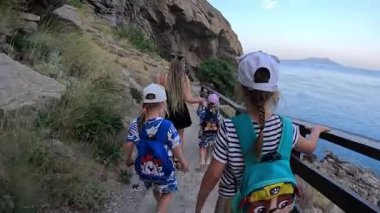 Çocuklu bir aile Kırım 'daki Golitsyn patikasında yürüyor. Yüksek kalite 4k görüntü