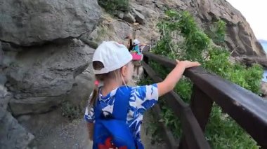 Çocuklu bir aile Kırım 'daki Golitsyn patikasında yürüyor. Yüksek kalite 4k görüntü