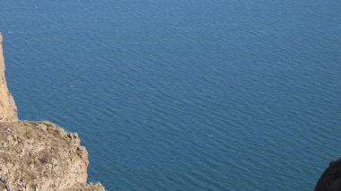 Kırım 'daki eski Karadag yanardağına yürümek. Yüksek kalite 4k görüntü