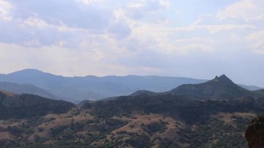 Kırım 'daki eski Karadag yanardağına yürümek. Yüksek kalite 4k görüntü