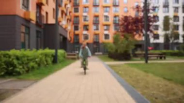 Üçüz kız kardeşler sonbaharda bahçede bisiklet sürerler. Yüksek kalite 4k görüntü