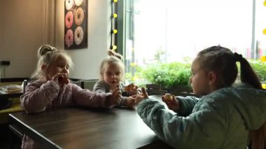 Kafedeki bir masada oynayan küçük ikiz kardeşler. Yüksek kalite 4k görüntü