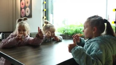 Kafedeki bir masada oynayan küçük ikiz kardeşler. Yüksek kalite 4k görüntü