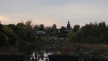Suzdal şehri sıcak bir sonbahar akşamıdır. Yüksek kalite 4k görüntü