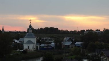 Suzdal şehri sıcak bir sonbahar akşamıdır. Yüksek kalite 4k görüntü
