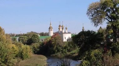 Suzdal şehri sıcak bir sonbahar akşamıdır. Yüksek kalite 4k görüntü