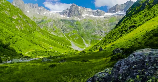 Hermoso Paisaje Con Montañas Hierba Verde —  Fotos de Stock