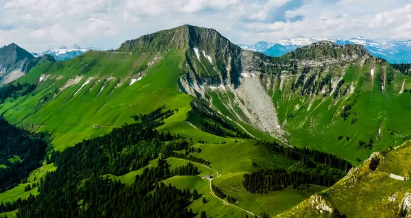 Hermoso Paisaje Con Montañas Hierba Verde —  Fotos de Stock