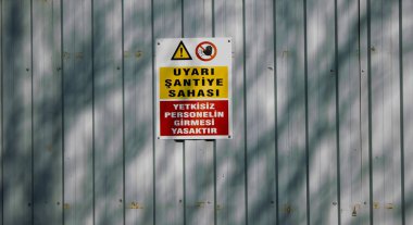 Metal duvarda inşaat alanı tabelası