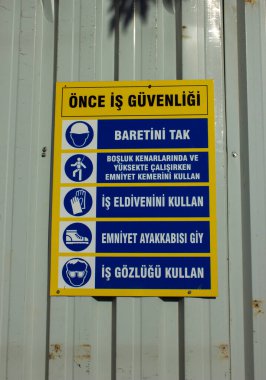 iş güvenliği ilk olarak metal duvardaki tabelayı imzalayın