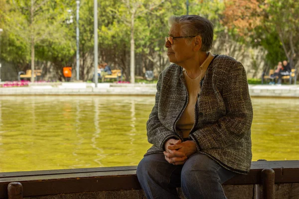 Parktaki Düşünceli Yaşlı Kadın Şehir Parkında Havuz Kenarında Gözlüklü Yaşlı — Stok fotoğraf