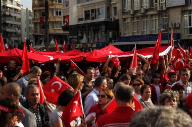 29 Ekim Cumhuriyet Günün kutlu olsun. İnsanlar Gundogdu Meydanı 'nda kutlama yapıyor. Türk bayrağı. Atatürk. İzmir Türkiye. 29 Ekim 2012. 23 Nisan, 19 Mayıs, 30 Ağustos, 9 Eylül.