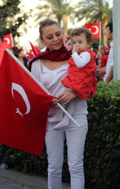 İzmir, Türkiye - 9 Eylül 2012: 9 Eylül kutlamalarında kırmızı elbiseli kız. Türk bayrağı. (İzmir 'in Özgürlüğü) Mustafa Kemal Atatürk. 23 Nisan, 19 Mayıs, 30 Ağustos, 29 Ekim, 9 Eylül